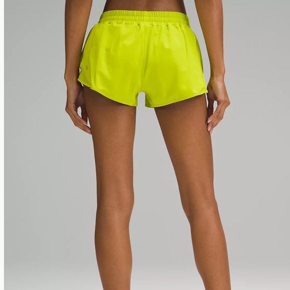 Lululemon Hotty Hot Low-Rise Lined Short 2.5" Lime Green Size 12 - Picture 2 of 6